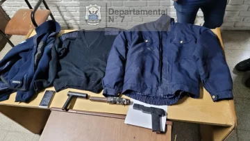 Un sujeto quiso escapar pero lo capturaron: llevaba ropa de policía y hasta una tumbera Un sujeto quiso escapar pero lo capturaron: llevaba ropa de policía y hasta una tumbera