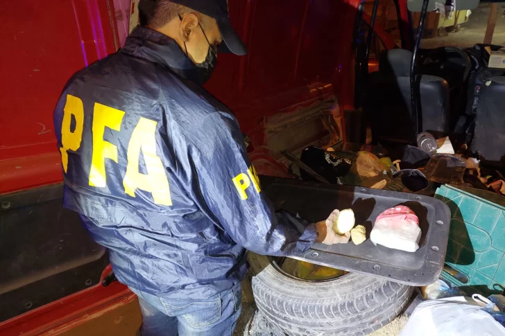 Cayó una pareja con cocaína valuada en $2 millones: la escondían en “ropa para vender”