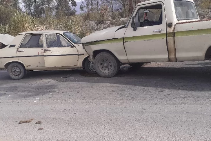 Fuerte choque frontal entre dos viejos vehículos en Pocito