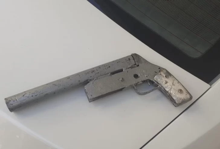 Tiran piedras a policías que atrapan a joven presuntamente ebrio, drogado y con un arma