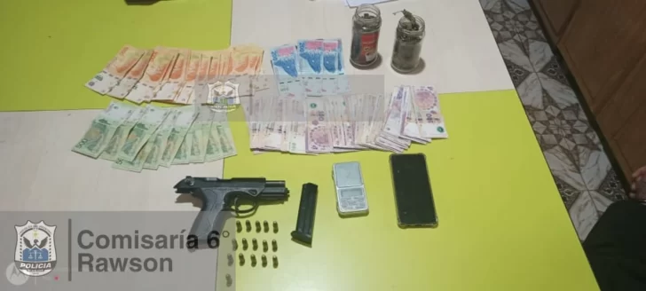Le robó el arma a un policía, lo detuvieron y le secuestraron desde marihuana hasta dinero Le robó el arma a un policía, lo detuvieron y le secuestraron desde marihuana hasta dinero