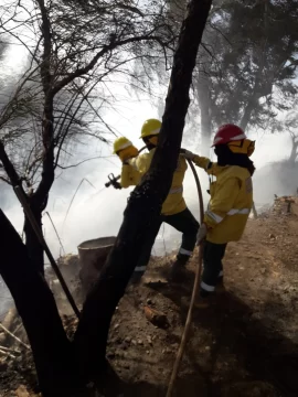 Un incendio de pasturas afectó una casa en Alto de Sierra: pudo ser controlado