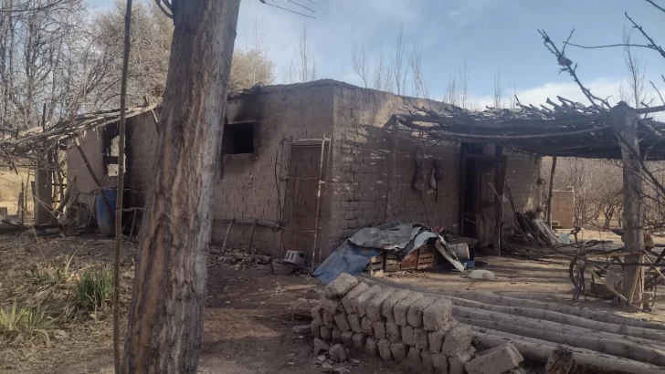 Un hombre falleció en medio del incendio de su casa