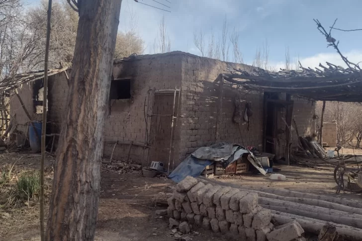 Un hombre falleció en medio del incendio de su casa