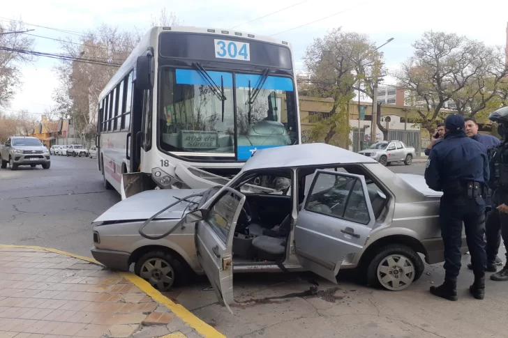 Espectacular impacto en el centro de un colectivo a un auto, cuyos ocupantes quedaron atrapados