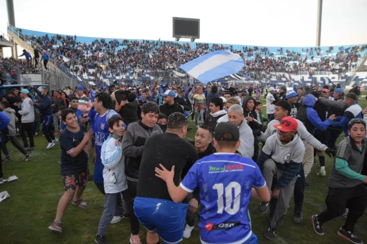 Una batalla campal empañó los festejos de Unión en el Bicentenario