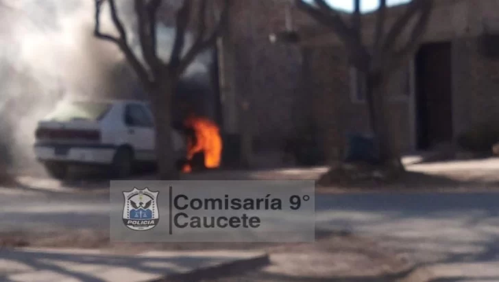 Caucete: se le incendió el auto cuando estaba por salir de su casa Caucete: se le incendió el auto cuando estaba por salir de su casa