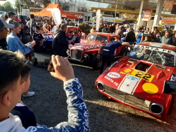 Los autos históricos del TC coparon las calles sanjuaninas para delirio de sus fanáticos Los autos históricos del TC coparon las calles sanjuaninas para delirio de sus fanáticos