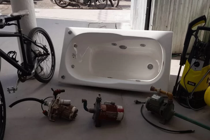 Allanan por varios robos y secuestran hasta una bañera con hidromasaje