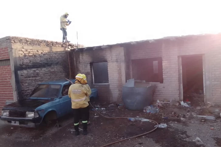 Incendio intencional en una casa abandonada puso en jaque a otras dos viviendas