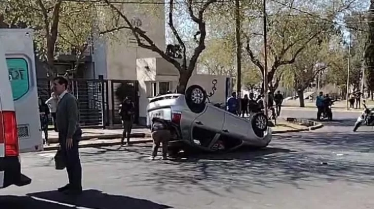 Dos autos chocaron y uno de ellos volcó: no hubo heridos de gravedad
