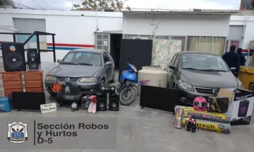 Robaron 10.500 dólares y compraron desde autos hasta ropa, pero igual fueron detenidos Robaron 10.500 dólares y compraron desde autos hasta ropa, pero igual fueron detenidos