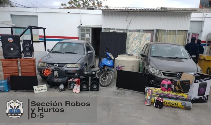 Robaron 10.500 dólares y compraron desde autos hasta ropa, pero igual fueron detenidos Robaron 10.500 dólares y compraron desde autos hasta ropa, pero igual fueron detenidos
