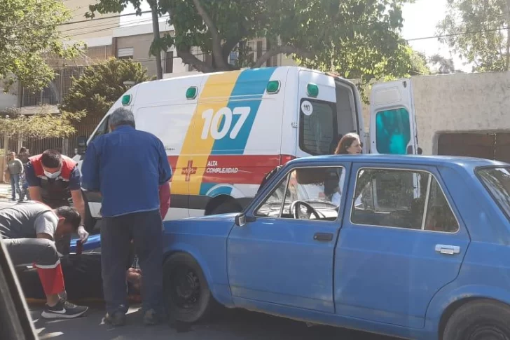 Una mujer terminó herida y hospitalizada tras ser atropellada por un auto mientras caminaba