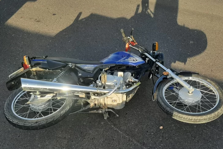 Perdió el control de su moto, chocó contra un muro divisorio de la Ruta 40 y murió en el acto