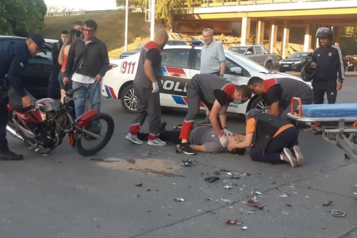 Un motociclista terminó herido tras ser embestido fuertemente por un auto