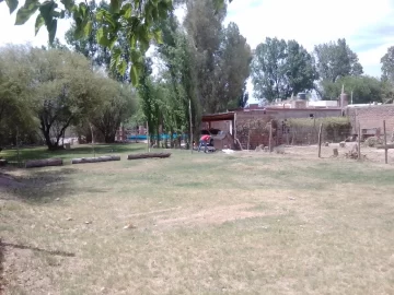 Entregó 7.000 dólares y un Duna por un terreno pero lo estafaron, al igual que otro hombre que luego compró el auto