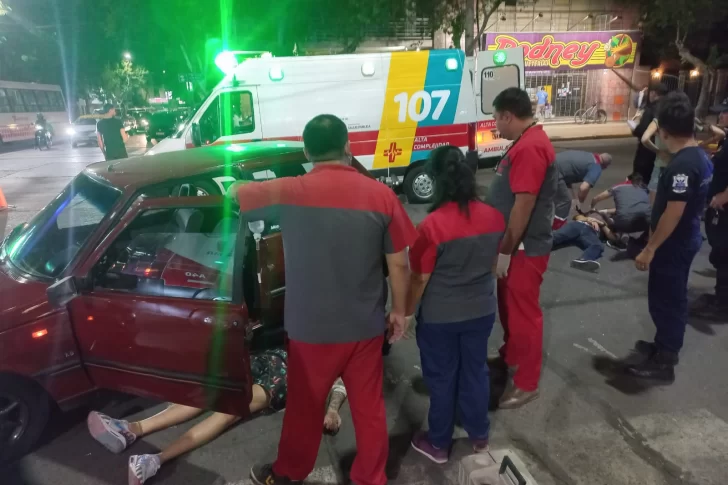 Motociclista impactó contra un auto que hizo una maniobra prohibida: al menos 2 heridos