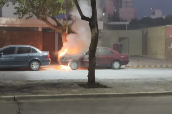 Se incendió un auto en el centro que estaba estacionado en Avenida Alem