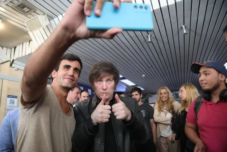 Javier Milei fue recibido a pura selfie en San Juan Javier Milei fue recibido a pura selfie en San Juan