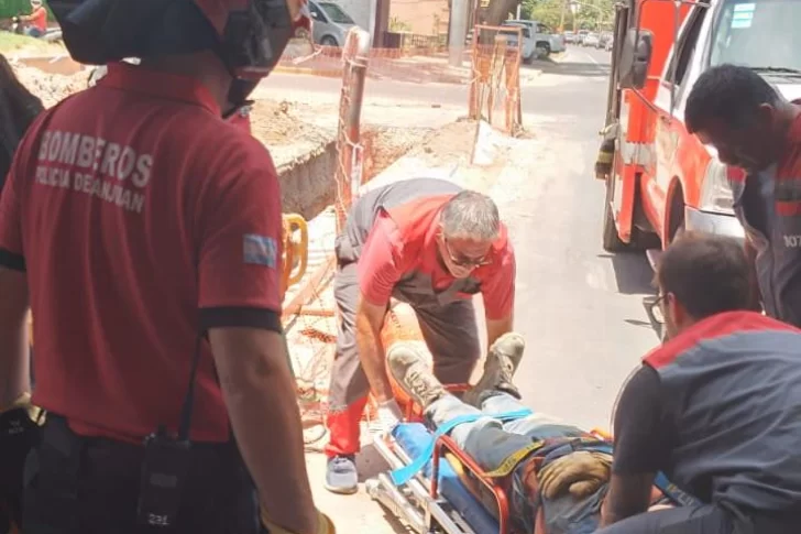 Dos operarios cayeron a una zanja tras un derrumbe y uno de ellos terminó fracturado