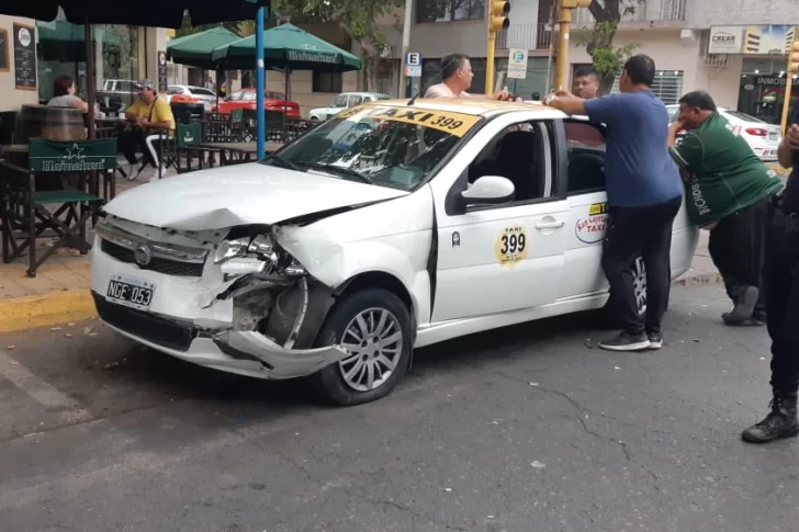 No funcionaban los semáforos, ninguno frenó y chocaron