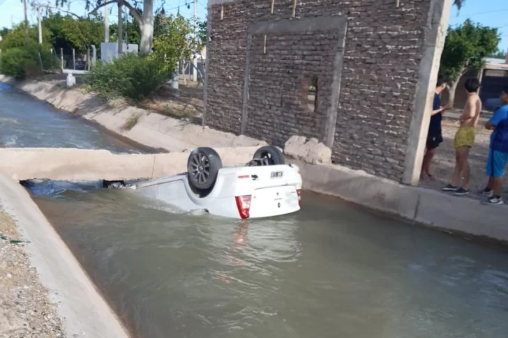 Un hombre perdió el control y terminó con su auto volcado en un canal: salió ileso