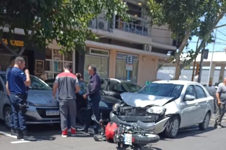 Murió un motociclista que chocó en el centro contra un auto