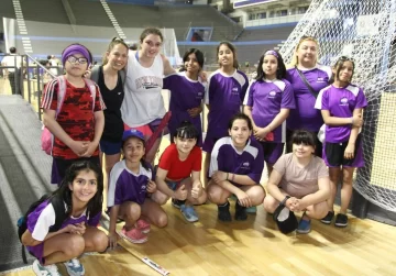 Viajaron dos días desde El Calafate para jugar el Mundialito y empaparse de la pasión por el hockey Viajaron dos días desde El Calafate para jugar el Mundialito y empaparse de la pasión por el hockey