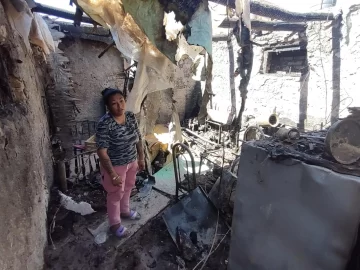 Un incendio arrasó con una precaria casa y dejó en la calle a una joven madre y su hija