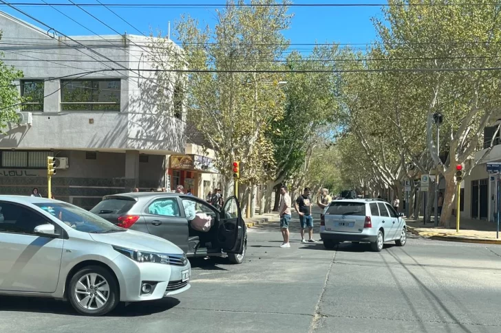 Dos autos chocaron en un cruce capitalino con semáforos