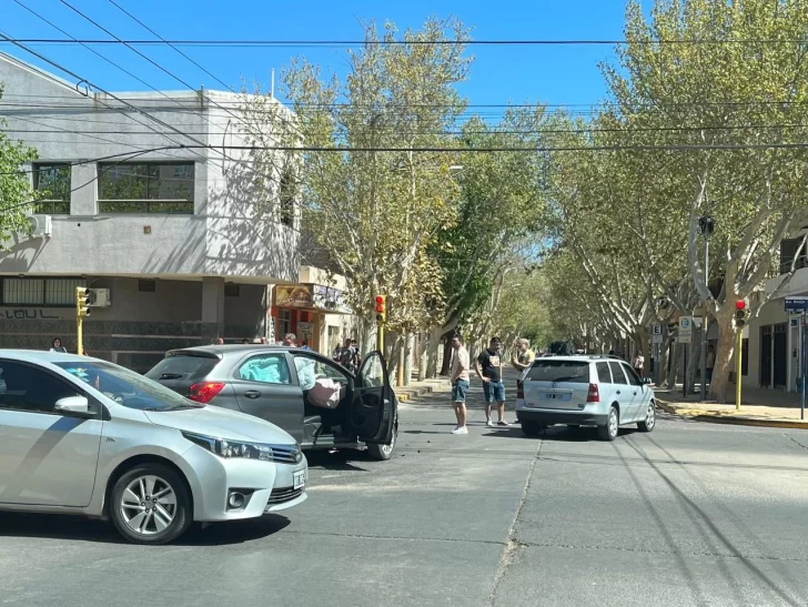 Dos autos chocaron en un cruce capitalino con semáforos Dos autos chocaron en un cruce capitalino con semáforos