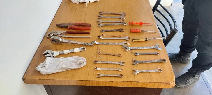 Notaron su actitud sospechosa y le encontraron una gran variedad de herramientas robadas