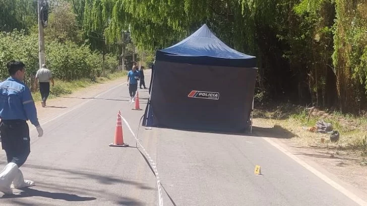 Un motociclista de 22 años murió al chocar contra una máquina retroexcavadora