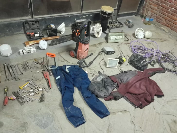 Detuvieron a un hombre al que le encontraron hasta luminarias robadas