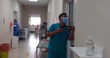 Ambulanciero les canta a los pacientes con coronavirus para “darles un poco de alegría”
