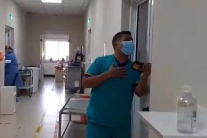 Ambulanciero les canta a los pacientes con coronavirus para “darles un poco de alegría”