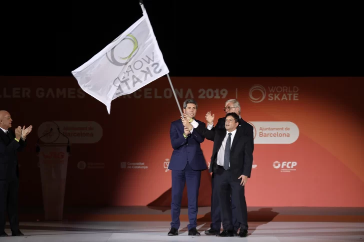 Uñac recibió la bandera de la World Skate para darle la bienvenida a los World Roller Games 2021