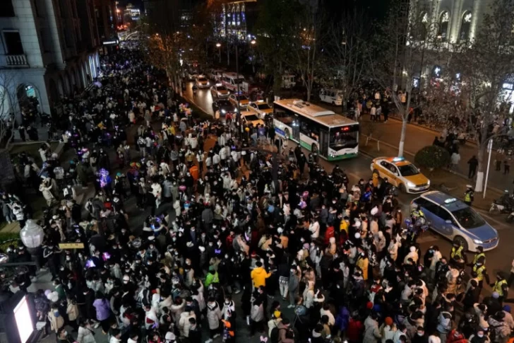 Wuhan recibió el 2021 con las calles repletas de gente y generó indignación en el mundo