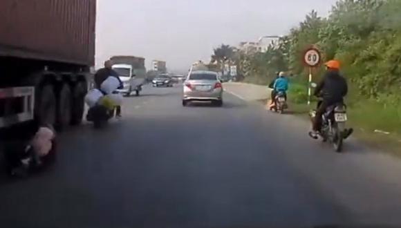 El impactante momento en que una madre salva a su hijo de ser aplastado por un camión El impactante momento en que una madre salva a su hijo de ser aplastado por un camión