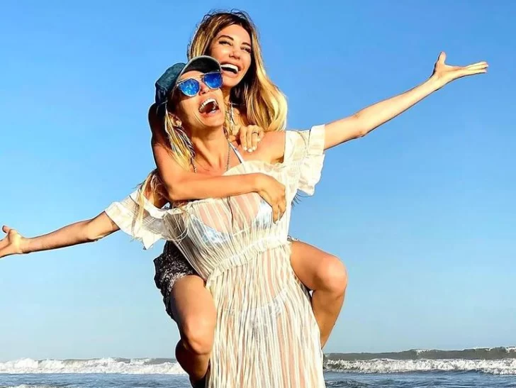 Vicky y Stefy Xipolitakis, juntas en la playa y con arena en la cola