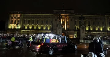 El féretro de Isabel II llegó a Londres para seis días de homenajes y un funeral de Estado