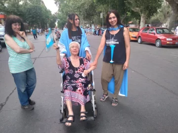 Tiene 92 años y dijo presente en el festejo del triunfo de Argentina sobre Australia Tiene 92 años y dijo presente en el festejo del triunfo de Argentina sobre Australia