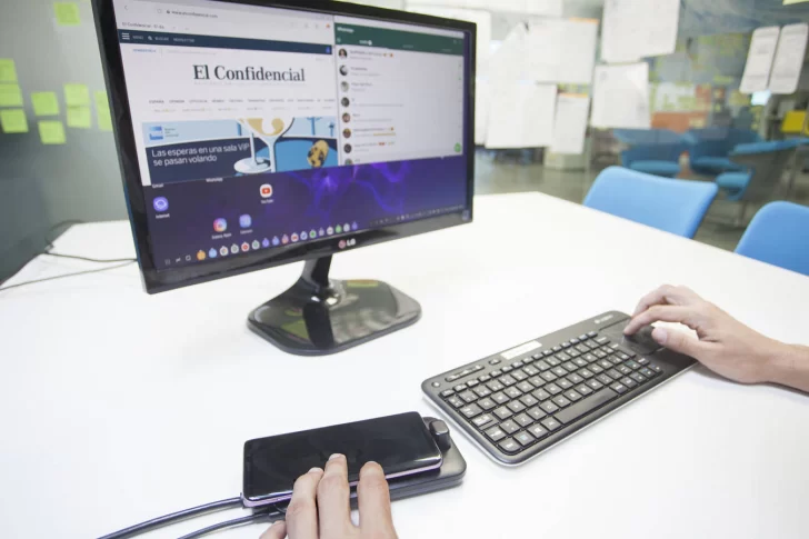 [VIDEO] El nuevo teléfono celular que se transforma en una computadora de escritorio