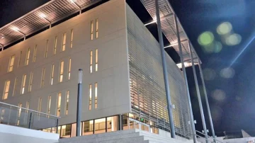 Ordenan detener a dos policías por violar a nenas de 13 y 14 años en una escuela Ordenan detener a dos policías por violar a nenas de 13 y 14 años en una escuela