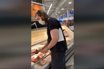 Veganos llevaron flores y “velaron” la carne en la góndola de un supermercado