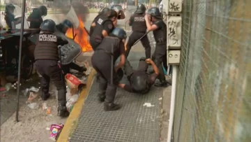 [VIDEO] El momento en que un manifestante le lanza una bomba molotov a un policía