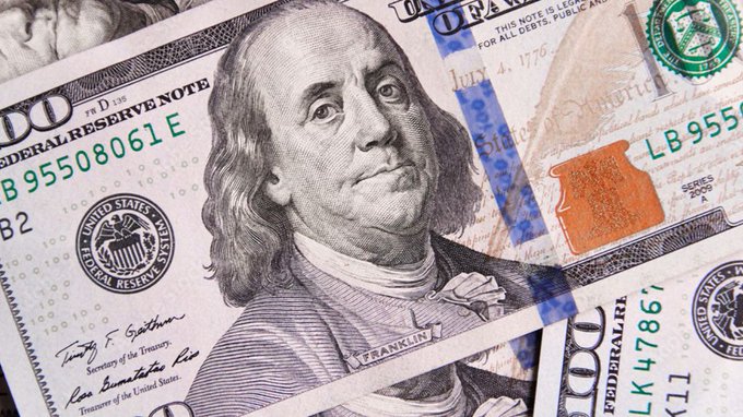 El dólar blue se negoció sin cambios y el oficial tuvo un retroceso de 15 centavos