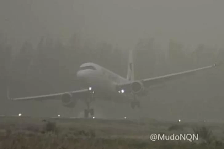 Una tormenta sacudió un avión como si fuera un pedazo de papel