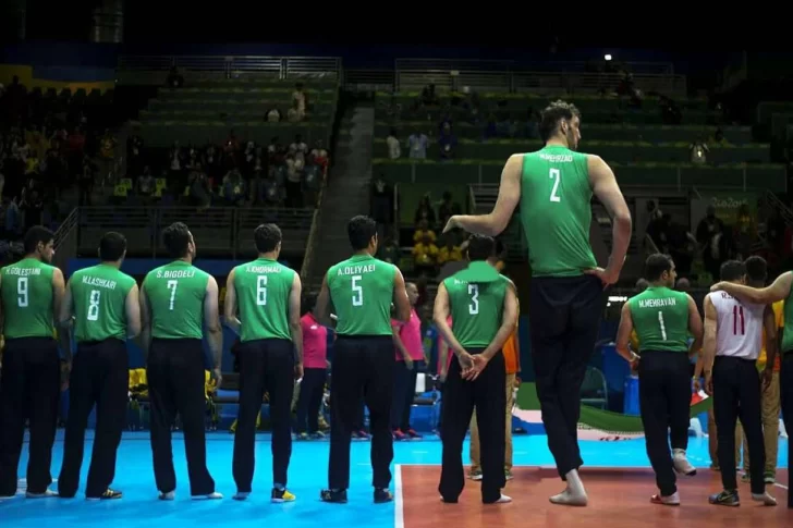 Es iraní, mide 2.46 metros y es sensación en los juegos Paraolímpicos